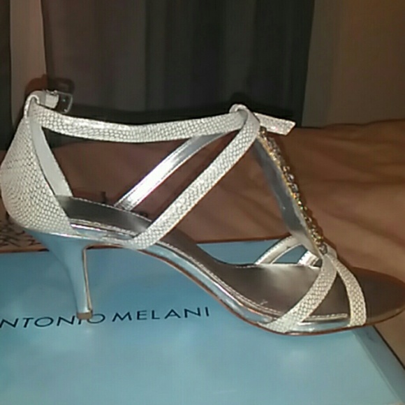 Elegant silver heels. - Picture 3 of 4